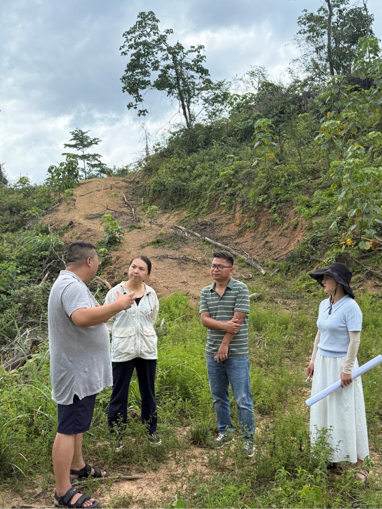 校地携手共促杜仲产业发展——吉首大学专家团队赴保靖两山公司开展杜仲产业考察与技术指导
